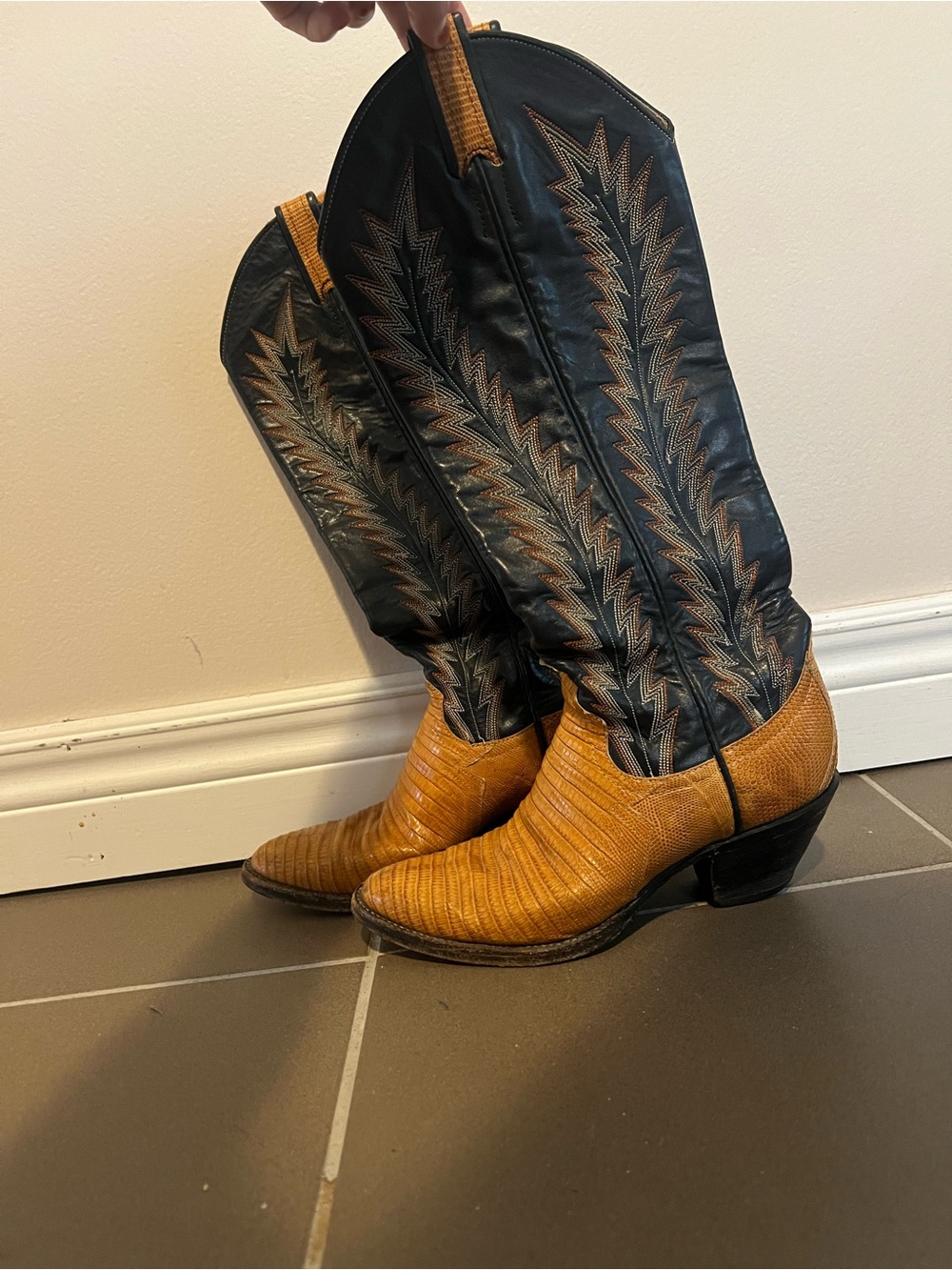 80s Classic Two-Tone Woman’s Western Boots in Black and Tan